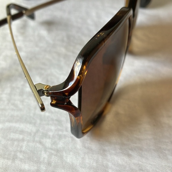 Coach: Dark Tortoise(C6190) Sunglasses- Gradient lens- with case-small scratches - Picture 8 of 16